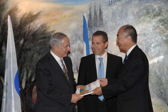 Statsminister Benjamin Netanyahu (f.v.) og miljøminister Gilad Erdan overleverer en nasjonal miljørapport til OECDs visegeneralsekretær, Rintaro Tamaki. (Foto: OECD) Statsminister Benjamin Netanyahu (f.v.) og miljøminister Gilad Erdan overleverer en nasjonal miljørapport til OECDs visegeneralsekretær, Rintaro Tamaki. (Foto: OECD)