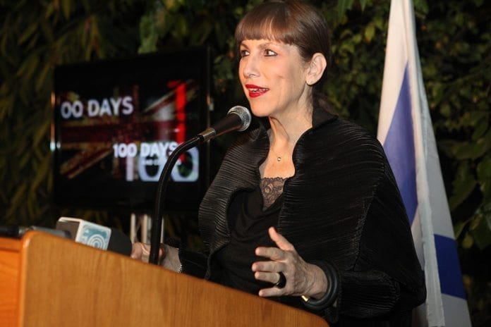 Kultur- og idrettsminister Limor Livnat fordømmer angrepene på kontorlokalene og treningsbanen til Beitar Jerusalem. (Foto: Den britiske ambassade i Tel Aviv) Kultur- og idrettsminister Limor Livnat fordømmer angrepene på kontorlokalene og treningsbanen til Beitar Jerusalem. (Foto: Den britiske ambassade i Tel Aviv)