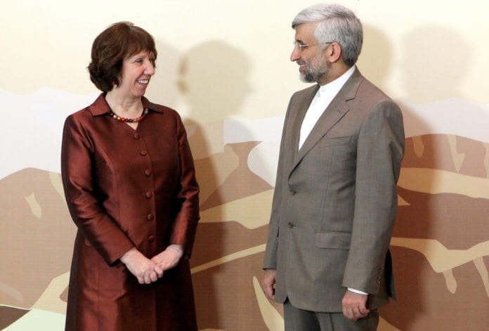 EUs utenriksminister Katherine Asthon (f.v.) og Irans atomforhandler Saeed Jalili. (Foto: EEAS, flickr.com) EUs utenriksminister Katherine Asthon (f.v.) og Irans atomforhandler Saeed Jalili. (Foto: EEAS, flickr.com)
