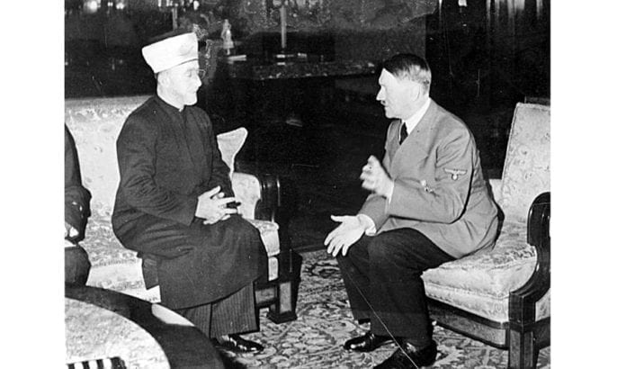 Mufti Haj Muhammad Amin Al-Husseini sammen med Adolf Hitler. (Foto: Heinrich Hoffmann, Das Bundesarchiv) Mufti Haj Muhammad Amin Al-Husseini sammen med Adolf Hitler. (Foto: Heinrich Hoffmann, Das Bundesarchiv)