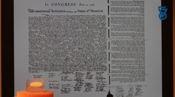 Både den amerikanske og den israelske uavhengighetserklæringen har fått plass på den svarte prikken, som du såvidt kan se i den blanke esken nede til venstre. (Foto: Technion, YouTube) Både den amerikanske og den israelske uavhengighetserklæringen har fått plass på den svarte prikken, som du såvidt kan se i den blanke esken nede til venstre. (Foto: Technion, YouTube)