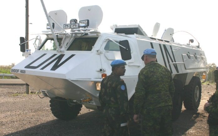 Soldater og stridsvogn fra UNDOF, FNs fredsbevarende styrker mellom Syria og Israel. (Illustrasjon: in the bag solutions, flickr.com) Soldater og stridsvogn fra UNDOF, FNs fredsbevarende styrker mellom Syria og Israel. (Illustrasjon: in the bag solutions, flickr.com)