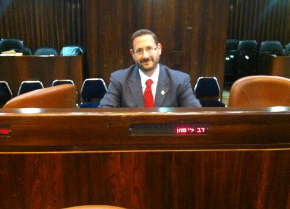 Yesh Atids Dov Lipman, trygt plassert på sitt faste sete i Knessets plenumsal. (Foto: Dov Lipman, Facebook.com) Yesh Atids Dov Lipman, trygt plassert på sitt faste sete i Knessets plenumsal. (Foto: Dov Lipman, Facebook.com)