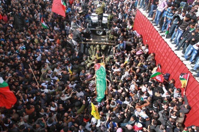 Begravelsen til den tidligere palestinske fangen Arafat Jaradat, som døde i israelsk fangenskap. (Foto: Stop the Wall Campaign, flickr.com) Begravelsen til den tidligere palestinske fangen Arafat Jaradat, som døde i israelsk fangenskap. (Foto: Stop the Wall Campaign, flickr.com)