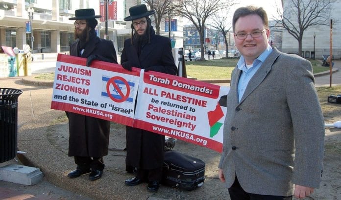 Morten Fjell Rasmussen måtte passere anti-zionistiske demonstranter på vei inn til AIPAC-konferansen. (Foto: Kenneth Rasmussen) Morten Fjell Rasmussen måtte passere anti-zionistiske demonstranter på vei inn til AIPAC-konferansen. (Foto: Kenneth Rasmussen)