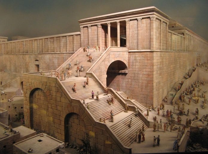 Den gamle trappoppgangen til Det andre tempelet, der en ny seksjon skal åpnes ved Vestmuren. På bildet ser du en rekonstruksjon av Tempelet, som kan besøkes i Gamlebyen i Jerusalem. (Foto: Wikipedia) Den gamle trappoppgangen til Det andre tempelet, der en ny seksjon skal åpnes ved Vestmuren. På bildet ser du en rekonstruksjon av Tempelet, som kan besøkes i Gamlebyen i Jerusalem. (Foto: Wikipedia)