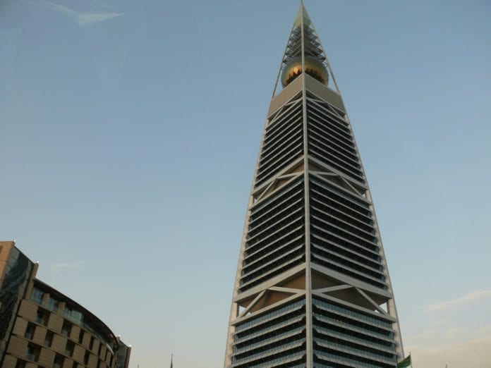 En av verdens høyeste bygninger, Al Faisaliah (267 meter), ligger i Saudi Arabias hovedstad Riyadh. (Illustrasjon: Mohd Azli Abdul Malek, flickr.com) En av verdens høyeste bygninger, Al Faisaliah (267 meter), ligger i Saudi Arabias hovedstad Riyadh. (Illustrasjon: Mohd Azli Abdul Malek, flickr.com)