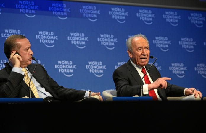 Tyrkias statsminister Recep Tayyip Erdogan (f.v.) og Israels president Shimon Peres, under et WEF-møte i 2009 da de to landene fortsatt var venner. (Foto: Monika Flueckiger, swiss-image.ch) Tyrkias statsminister Recep Tayyip Erdogan (f.v.) og Israels president Shimon Peres, under et WEF-møte i 2009 da de to landene fortsatt var venner. (Foto: Monika Flueckiger, swiss-image.ch)