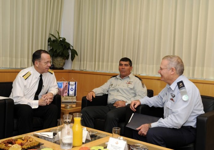 USAs tidligere forsvarssjef Mike Mullen (f.v.), Israels tidligere forsvarssjef Gabi Ashkenazi og tidligere etterretningssjef i IDF, Amos Yadlin. (Illustrasjon: Den amerikanske ambassaden i Tel Aviv, flickr.com) USAs tidligere forsvarssjef Mike Mullen (f.v.), Israels tidligere forsvarssjef Gabi Ashkenazi og tidligere etterretningssjef i IDF, Amos Yadlin. (Illustrasjon: Den amerikanske ambassaden i Tel Aviv, flickr.com)
