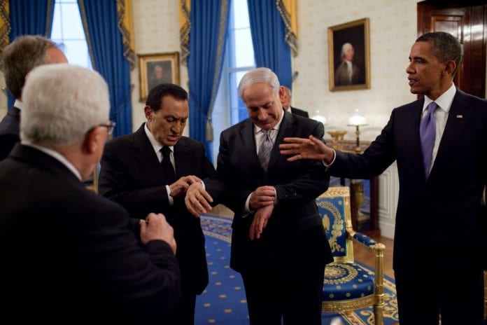 Fredsforhandlingene i 2009, under et møte i Det hvite hus. Fra venstre: PA-president Mahmoud Abbas, tidligere FN-utsending til Midtøsten Tony Blair (bak Abbas), tidligere Egypt-president Hosni Mubarak, Israels statsminister Benjamin Netanyahu og USAs president Barack Obama. (Foto: Wikimedia Commons) Fredsforhandlingene i 2009, under et møte i Det hvite hus. Fra venstre: PA-president Mahmoud Abbas, tidligere FN-utsending til Midtøsten Tony Blair (bak Abbas), tidligere Egypt-president Hosni Mubarak, Israels statsminister Benjamin Netanyahu og USAs president Barack Obama. (Foto: Wikimedia Commons)