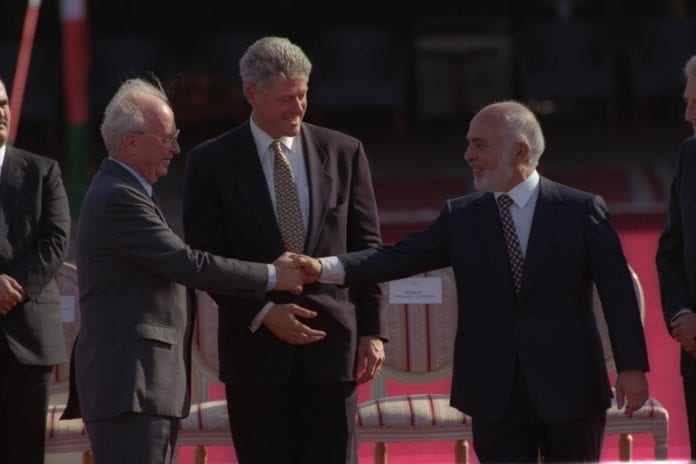 Israels tidligere statsminister Yitzhak Rabin (f.v.), USAs eks-president Bill Clinton og Jordans tidligere konge Hussain I, etter å ha signert den israelsk-jordanske fredsavtalen i 1994. (Illustrasjon: GPO) Israels tidligere statsminister Yitzhak Rabin (f.v.), USAs eks-president Bill Clinton og Jordans tidligere konge Hussain I, etter å ha signert den israelsk-jordanske fredsavtalen i 1994. (Illustrasjon: GPO)