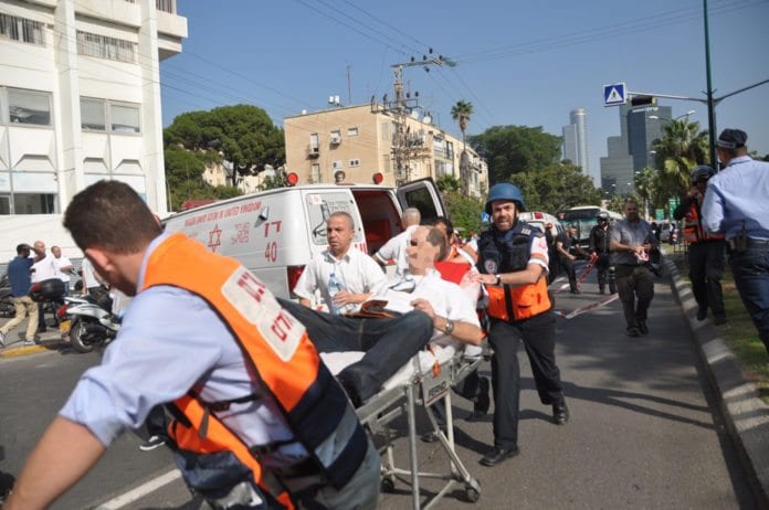 Magen David Adom hjelper til mot bussbomben i Tel Aviv, 21. november 2012, da 28 mennesker ble såret. (Illustrasjon: MDA) Magen David Adom hjelper til mot bussbomben i Tel Aviv, 21. november 2012, da 28 mennesker ble såret. (Illustrasjon: MDA)
