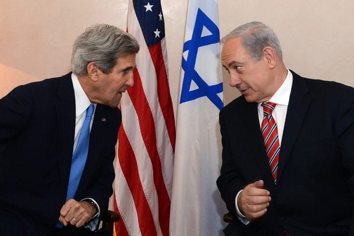 USAs utenriksminister John Kerry (f.v.) og Israels statsminister Benjamin Netanyahu den 9. april, under førstnevntes statsbesøk i Israel. (Foto: Den amerikanske ambassaden i Tel Aviv) USAs utenriksminister John Kerry (f.v.) og Israels statsminister Benjamin Netanyahu den 9. april, under førstnevntes statsbesøk i Israel. (Foto: Den amerikanske ambassaden i Tel Aviv)