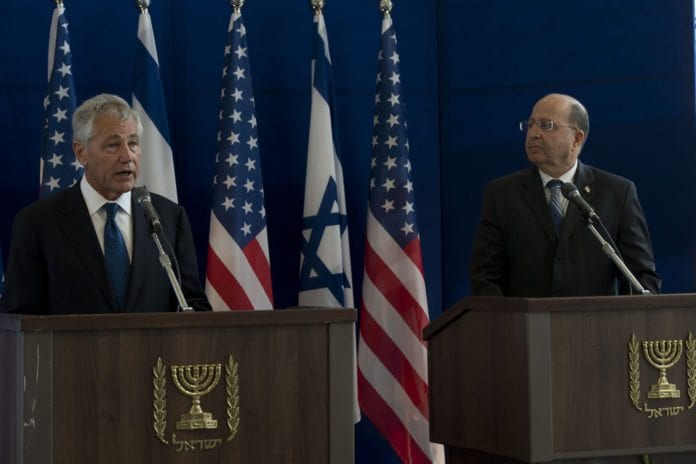 USAs forsvarsminister Chuck Hagel (f.v.) og hans israelske kollega Moshe Ya'alon. (Foto: USAs forsvarsdepartement) USAs forsvarsminister Chuck Hagel (f.v.) og hans israelske kollega Moshe Ya'alon. (Foto: USAs forsvarsdepartement)
