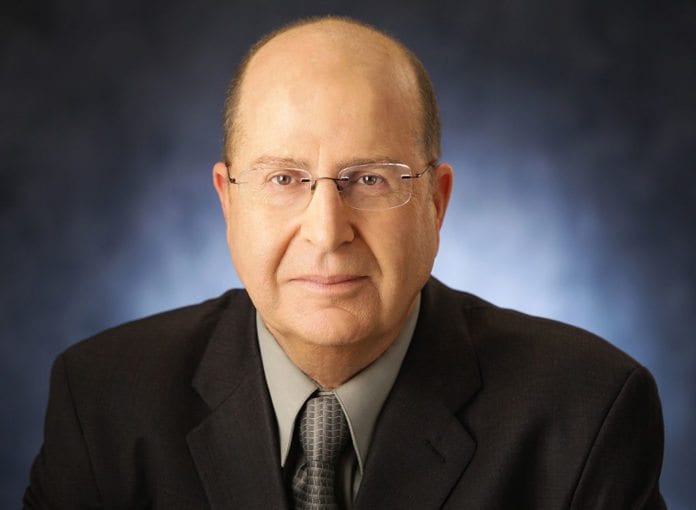 Israels forsvarsminister Moshe Ya'alon lover å svare på de sporadiske rakettangrepene mot Israel de siste par dagene. (Foto: Wikipedia) Israels forsvarsminister Moshe Ya'alon lover å svare på de sporadiske rakettangrepene mot Israel de siste par dagene. (Foto: Wikipedia)