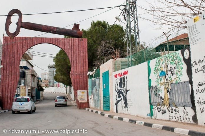 Innkjørselen til en flyktningleir under UNRWA-kontroll på Vestbredden. Nøkkelen er palestinernes symbol for kravet om å vende tilbake til sine forfedres eiendommer i det som i dag er Israel. (Foto: Beautiful Faces of Palestine, flickr.com) Innkjørselen til en flyktningleir under UNRWA-kontroll på Vestbredden. Nøkkelen er palestinernes symbol for kravet om å vende tilbake til sine forfedres eiendommer i det som i dag er Israel. (Foto: Beautiful Faces of Palestine, flickr.com)