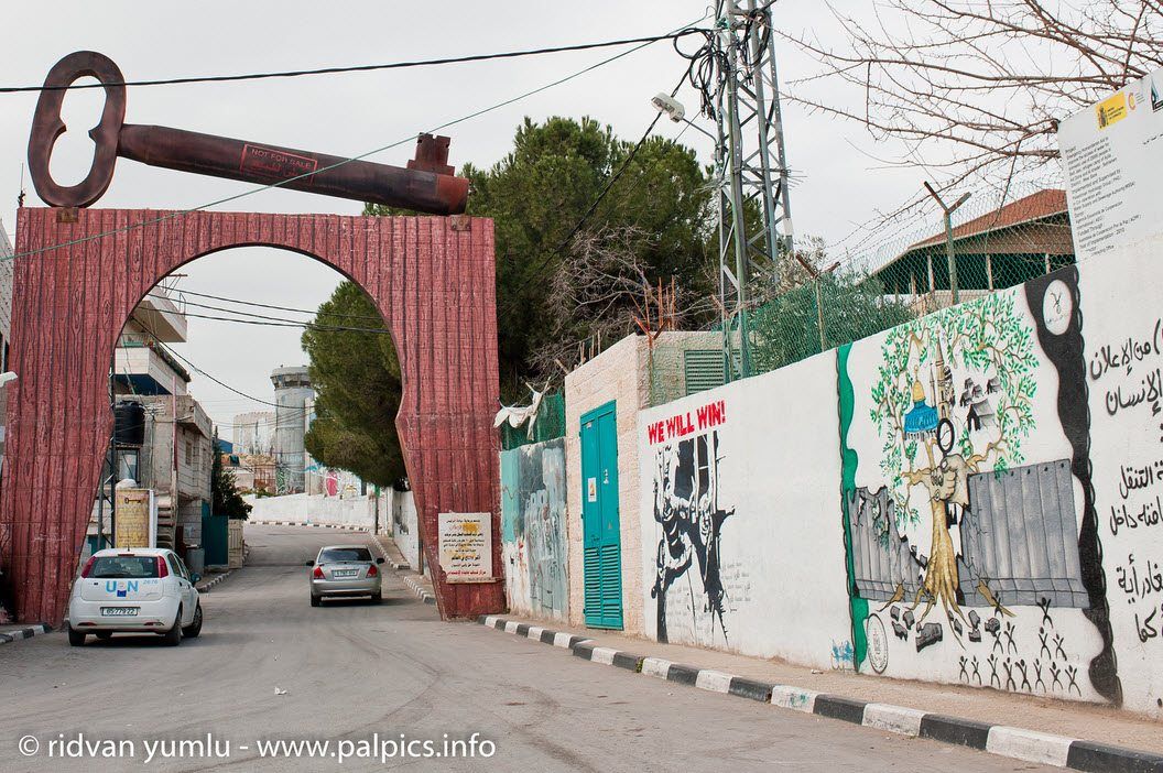 Innkjørselen til en flyktningleir under UNRWA-kontroll på Vestbredden. Nøkkelen er palestinernes symbol for kravet om å vende tilbake til sine forfedres eiendommer i det som i dag er Israel. (Foto: Beautiful Faces of Palestine, flickr.com)
