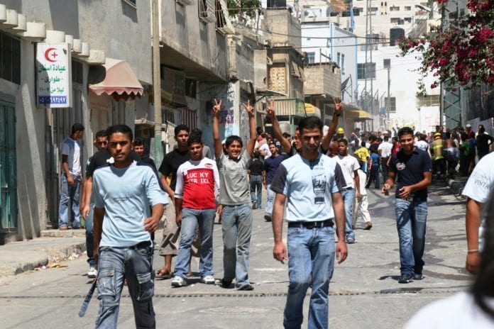 Offentlige samlinger blir stadig vanskeligere å gjennomføre på Vestbredden og Gaza-stripen. Med mindre det er anti-israelske demonstrasjon, som denne fra 2006. (Illustrasjon: Michael Loadenthal, flickr.com) Offentlige samlinger blir stadig vanskeligere å gjennomføre på Vestbredden og Gaza-stripen. Med mindre det er anti-israelske demonstrasjon, som denne fra 2006. (Illustrasjon: Michael Loadenthal, flickr.com)