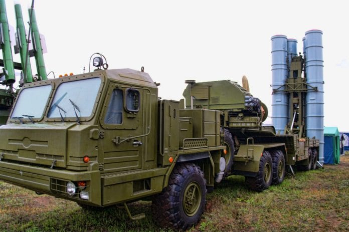 De russiske mobile forsvarsbatteriene S-300. (Foto: Andrey Korchagin, flickr.com) De russiske mobile forsvarsbatteriene S-300. (Foto: Andrey Korchagin, flickr.com)