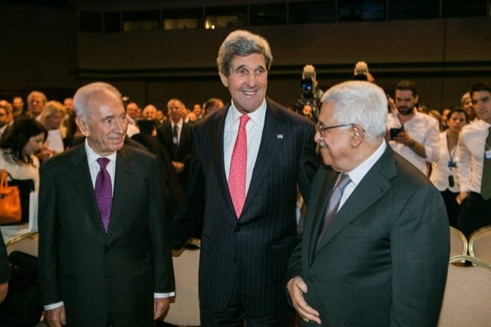 Israels president Shimon Peres (f.v.), USAs utenriksminister John Kerry og PA-president Mahmoud Abbas. (Foto: Benedikt von Loebell, WEF) Israels president Shimon Peres (f.v.), USAs utenriksminister John Kerry og PA-president Mahmoud Abbas. (Foto: Benedikt von Loebell, WEF)