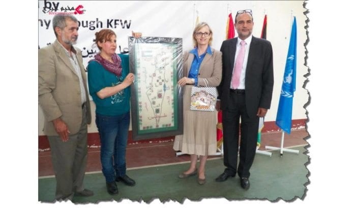 Leder for UNRWAs Libanon-avdeling, Ann Dismorr (nummer to fra høyre), poserer ved siden av et kart over Palestina der Israel er utslettet. (Skjermdump fra www.pn-news.net/news.php?action=view&id=4133) Leder for UNRWAs Libanon-avdeling, Ann Dismorr (nummer to fra høyre), poserer ved siden av et kart over Palestina der Israel er utslettet. (Skjermdump fra www.pn-news.net/news.php?action=view&id=4133)