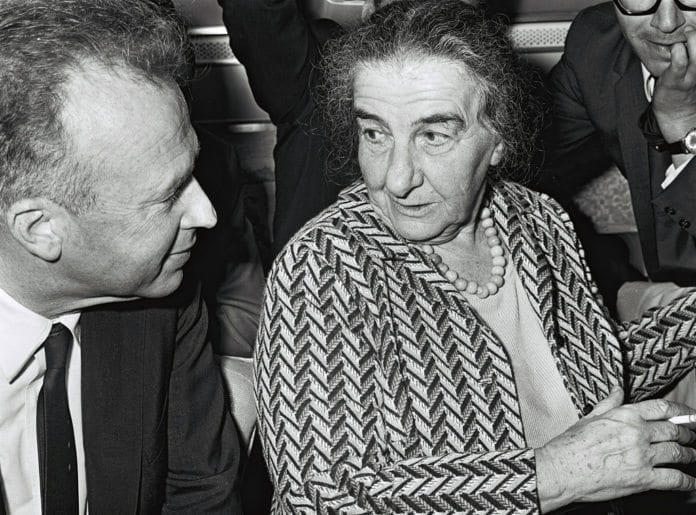 Daværende USA-ambassadør Yitzhak Rabin (f.v.) og statsminister Golda Meir. (Foto: Moshe Milner, GPO) Daværende USA-ambassadør Yitzhak Rabin (f.v.) og statsminister Golda Meir. (Foto: Moshe Milner, GPO)