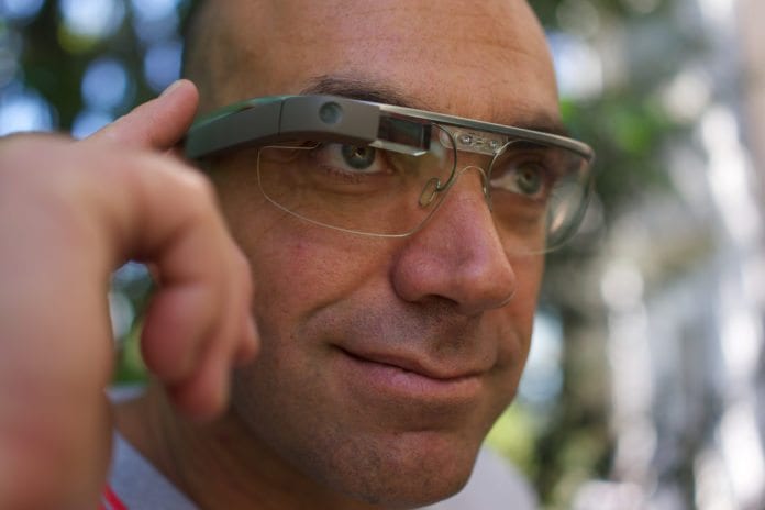 Slike briller, Google Glass, vil trolig flertallet av oss gå rundt med i framtiden. (Foto: Loic Le Meur, flickr.com) Slike briller, Google Glass, vil trolig flertallet av oss gå rundt med i framtiden. (Foto: Loic Le Meur, flickr.com)