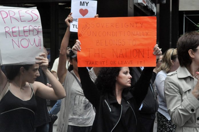 Amerikansk-tyrkisk støttemarkering for demonstrantene, utenfor Tyrkias konsulat i New York mandag. (Foto: Michael Fleshman, flickr.com) Amerikansk-tyrkisk støttemarkering for demonstrantene, utenfor Tyrkias konsulat i New York mandag. (Foto: Michael Fleshman, flickr.com)