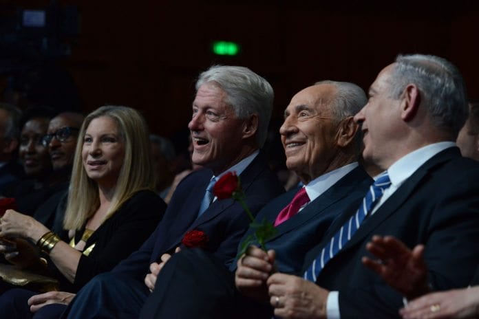 Den amerikansk-jødiske sangeren Barbara Streisand (f.v.), USAs tidligere president Bill Clinton, Israels president Shimon Peres og statsminister Benjamin Netanyahu, under Peres' 90-årsmarkering. (Foto: GPO, flickr.com) Den amerikansk-jødiske sangeren Barbara Streisand (f.v.), USAs tidligere president Bill Clinton, Israels president Shimon Peres og statsminister Benjamin Netanyahu, under Peres' 90-årsmarkering. (Foto: GPO, flickr.com)