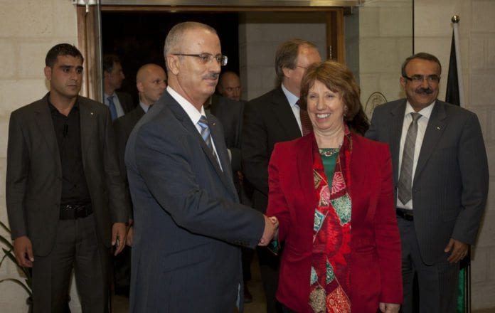 PAs avtroppede statsminister Rami Hamdallah (f.v.) og EUs utenriksminister Catherine Ashton. (Foto: EEAS, flickr.com) PAs avtroppede statsminister Rami Hamdallah (f.v.) og EUs utenriksminister Catherine Ashton. (Foto: EEAS, flickr.com)