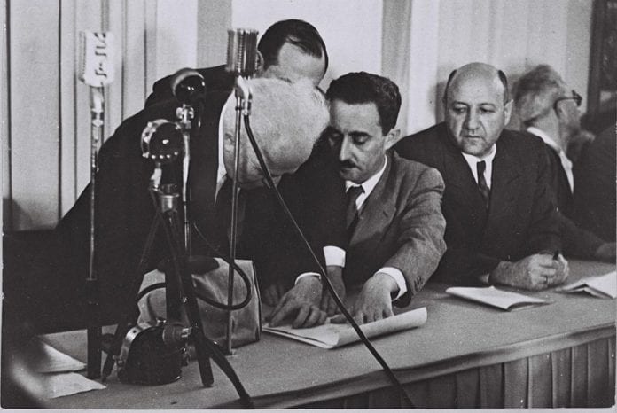 Israels første statsminister, David Ben Gurion, signerer Uavhengighetserklæringen i 1948. (Foto: Wikipedia) Israels første statsminister, David Ben Gurion, signerer Uavhengighetserklæringen i 1948. (Foto: Wikipedia)