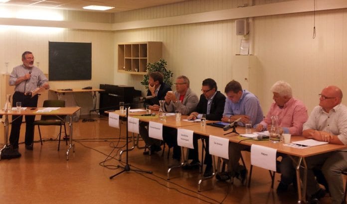 Debattleder Jan Benjamin Rødner (f.v.), Olav Moe (KrF), Thomas Colin Archer (Ap), Ulf Leirstein (FrP), Åsmund Frengstad (SV), Sten Klevås Olsen (De Kristne) og Bengt Wenstøb (Høyre). (Foto: Bengt-Ove Nordgård) Debattleder Jan Benjamin Rødner (f.v.), Olav Moe (KrF), Thomas Colin Archer (Ap), Ulf Leirstein (FrP), Åsmund Frengstad (SV), Sten Klevås Olsen (De Kristne) og Bengt Wenstøb (Høyre). (Foto: Bengt-Ove Nordgård)