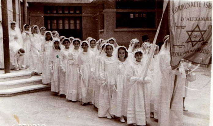 Bildet er av en gammel Bat Mitzvah-feiring i Alexandria i Egypt. De siste 65 årene er et årtusenlangt nærvær av jøder i Egypt nesten helt forsvunnet. (Foto: Association Nebi Daniel) Bildet er av en gammel Bat Mitzvah-feiring i Alexandria i Egypt. De siste 65 årene er et årtusenlangt nærvær av jøder i Egypt nesten helt forsvunnet. (Foto: Association Nebi Daniel)
