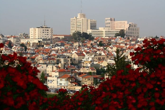 Bakerst i midten ser du Clal-bygningen på Jaffa Road, hvor en far og en datter ble skutt tirsdag 23. juli 2013. (Foto: Brian Negin, flickr.com) Bakerst i midten ser du Clal-bygningen på Jaffa Road, hvor en far og en datter ble skutt tirsdag 23. juli 2013. (Foto: Brian Negin, flickr.com)