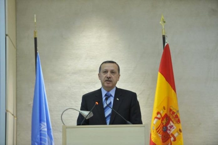 Tyrkias statsminister Recep Tayyip Erdogan taler under åpningen av et FN-møte i Geneve. (Foto: Jean-Marc Ferre, UN Photo) Tyrkias statsminister Recep Tayyip Erdogan taler under åpningen av et FN-møte i Geneve. (Foto: Jean-Marc Ferre, UN Photo)