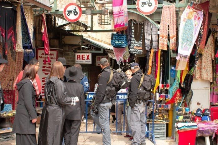Begynnelsen på en av de viktigste handlegatene i Gamlebyen, rett ved Jaffa Gate. (Foto: Christian Haugen, flickr.com) Begynnelsen på en av de viktigste handlegatene i Gamlebyen, rett ved Jaffa Gate. (Foto: Christian Haugen, flickr.com)