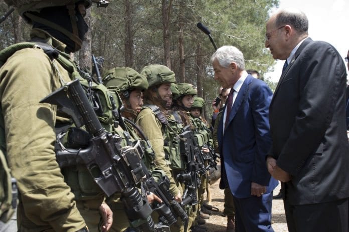 Israels forsvarsminister Moshe Ya'alon (f.h.) og USAs forsvarsminister Chuck Hagel inspirerer IDF-soldater. (Foto: Erin A. Kirk-Cuomo, USAs forsvarsdepartement) Israels forsvarsminister Moshe Ya'alon (f.h.) og USAs forsvarsminister Chuck Hagel inspirerer IDF-soldater. (Foto: Erin A. Kirk-Cuomo, USAs forsvarsdepartement)
