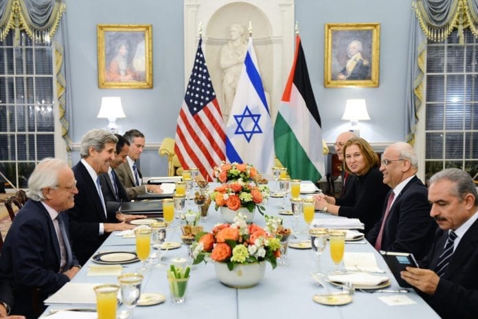 Dette er et historisk bilde fra juli 2013. For første gang på tre år møtes Israel og PA til direkte forhandlinger. F.v. nærmest: USAs nye Midtøsten utsending Martin Indyk og utenriksminister John Kerry. F.h. i midten: PAs sjefsforhandler Saeb Erekat og Israels diplomatiminister Tzipi Livni. (Foto: U.S. Department of State, flickr.com) Dette er et historisk bilde fra juli 2013. For første gang på tre år møtes Israel og PA til direkte forhandlinger. F.v. nærmest: USAs nye Midtøsten utsending Martin Indyk og utenriksminister John Kerry. F.h. i midten: PAs sjefsforhandler Saeb Erekat og Israels diplomatiminister Tzipi Livni. (Foto: U.S. Department of State, flickr.com)