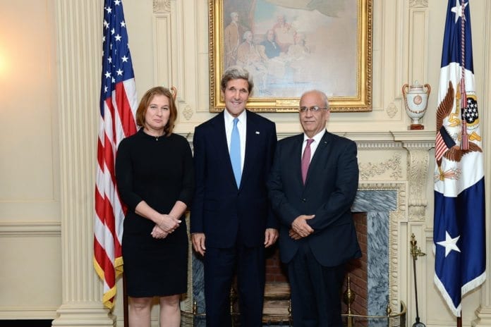 Israels forhandlingsleder Tzipi Livni (t.v.) og PLOs forhandlingsleder Saeb Erekat sammen med USAs utenriksminister John Kerry. (Foto: USAs utenriksdepartement) Israels forhandlingsleder Tzipi Livni (t.v.) og PLOs forhandlingsleder Saeb Erekat sammen med USAs utenriksminister John Kerry. (Foto: USAs utenriksdepartement)