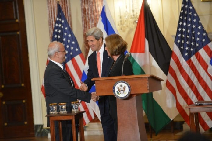 Tirsdagens pressekonferanse i Washington. F.v.: PAs sjefsforhandler Saeb Erekat, USAs utenriksminister John Kerry og Israels diplomatiminister Tzipi Linvi. (Foto: U.S. Department of State, flickr.com) Tirsdagens pressekonferanse i Washington. F.v.: PAs sjefsforhandler Saeb Erekat, USAs utenriksminister John Kerry og Israels diplomatiminister Tzipi Linvi. (Foto: U.S. Department of State, flickr.com)