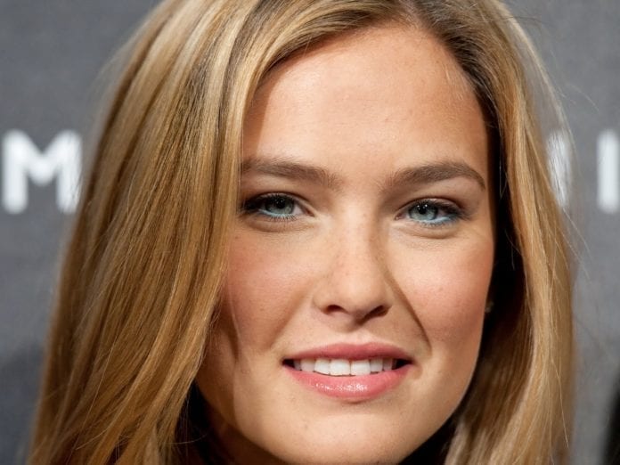 Den israelske supermodellen Bar Rafaeli er under kontrakt med kleskjeden FOX. (Illustrasjon: Picture Rafanyex) Den israelske supermodellen Bar Rafaeli er under kontrakt med kleskjeden FOX. (Illustrasjon: Picture Rafanyex)