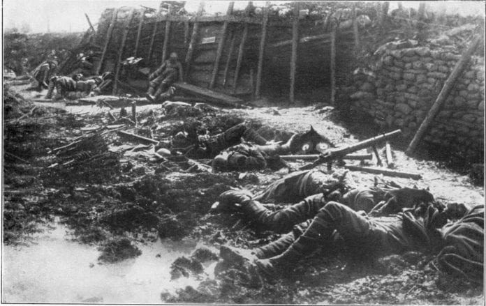 Britiske soldater i skyttergravene under første verdenskrig, drept under et kjemisk gassangrep fra Tyskland. (Foto: Wikimedia Commons) Britiske soldater i skyttergravene under første verdenskrig, drept under et kjemisk gassangrep fra Tyskland. (Foto: Wikimedia Commons)