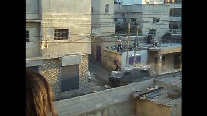 Israelske soldater og grensepoliti blir angrepet av store steinblokker mandag. (Foto: Skjermdump fra maysa ayyad, Youtube.com) Israelske soldater og grensepoliti blir angrepet av store steinblokker mandag. (Foto: Skjermdump fra maysa ayyad, Youtube.com)