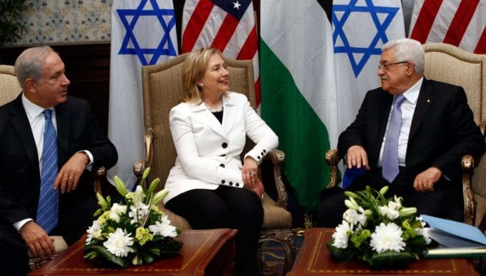 Statsminister Benjamin Netanyahu, USAs forrige utenriksminister Hillary Clinton og PA-president Mahmoud Abbas. (Foto: U.S. Department of State, flickr.com) Statsminister Benjamin Netanyahu, USAs forrige utenriksminister Hillary Clinton og PA-president Mahmoud Abbas. (Foto: U.S. Department of State, flickr.com)