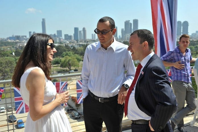 Storbritannias ambassadør Matthew Gould (t.h.) og hans kone Celia (t.v.), i samtale med Netanyahus fremste rådgiver Zvi Hauser. (Foto: UK in Israel, flickr.com) Storbritannias ambassadør Matthew Gould (t.h.) og hans kone Celia (t.v.), i samtale med Netanyahus fremste rådgiver Zvi Hauser. (Foto: UK in Israel, flickr.com)