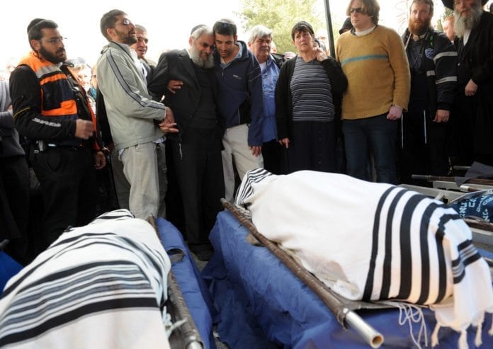 Begravelsen til de fem medlemmene av Fogel-familien, inkludert et spedbarn, som ble drept i et brutalt terrorangrep i bosetningen Itamar mars 2011. (Illustrasjon: Debbie Hill, UPI) Begravelsen til de fem medlemmene av Fogel-familien, inkludert et spedbarn, som ble drept i et brutalt terrorangrep i bosetningen Itamar mars 2011. (Illustrasjon: Debbie Hill, UPI)