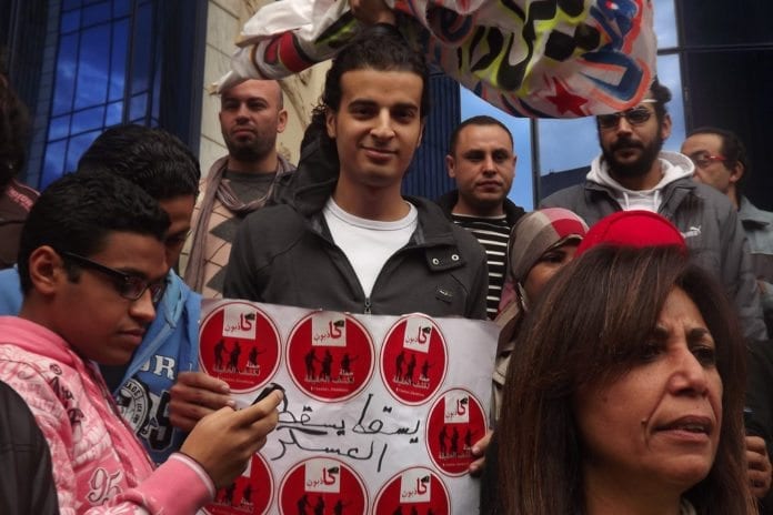 Maikel Nabil (midten av bildet), en av de mest kjente aksjonistene under den pågående egyptiske revolusjonen, frykter for de koptiske kristnes framtid i hjemlandet. (Foto: Maha Al Aswad, flickr.com) Maikel Nabil (midten av bildet), en av de mest kjente aksjonistene under den pågående egyptiske revolusjonen, frykter for de koptiske kristnes framtid i hjemlandet. (Foto: Maha Al Aswad, flickr.com)