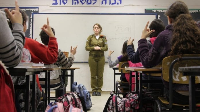 IDF-soldat forklarer israelske skolebarn hva de skal gjøre, dersom det oppstår en krisesituasjon. (Illustrasjon: Israel Defense Forces, flickr.com) IDF-soldat forklarer israelske skolebarn hva de skal gjøre, dersom det oppstår en krisesituasjon. (Illustrasjon: Israel Defense Forces, flickr.com)