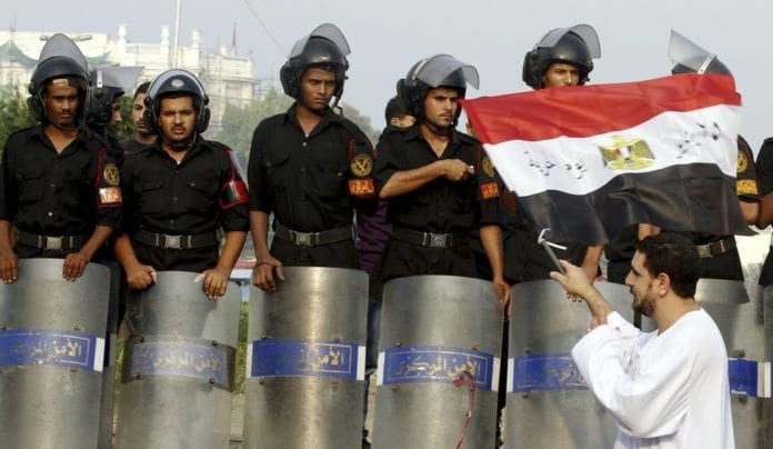 Egypts politi var langt fredeligere mot demonstrantene under revolusjonen i 2011. (Foto: oxfamnovib, flickr.com) Egypts politi var langt fredeligere mot demonstrantene under revolusjonen i 2011. (Foto: oxfamnovib, flickr.com)