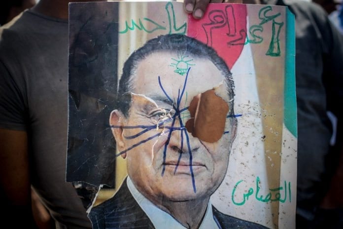 Under den egyptiske revolusjonen tok mange med seg vandaliserte presidentbilder av Hosni Mubarak til Tahrir-plassen i Kairo. (Illustrasjon: Mosa'ab Elshamy, flickr.com) Under den egyptiske revolusjonen tok mange med seg vandaliserte presidentbilder av Hosni Mubarak til Tahrir-plassen i Kairo. (Illustrasjon: Mosa'ab Elshamy, flickr.com)